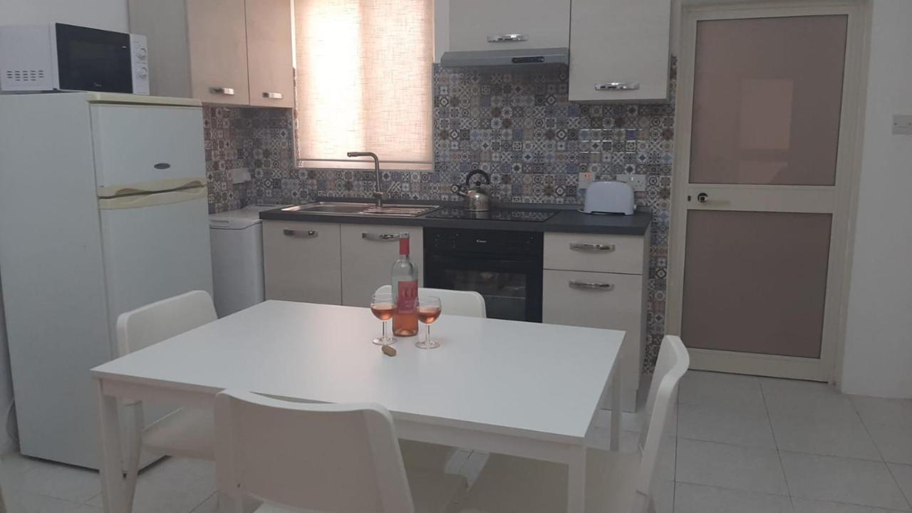 Your Basic Lodging Gozo Marsalforn Exterior photo